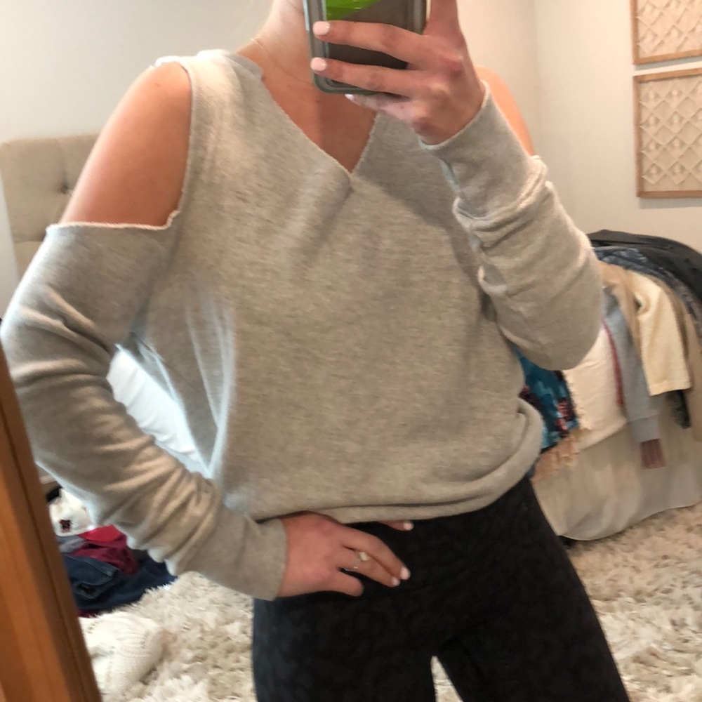 V-neck, cut out, sweatshirt!